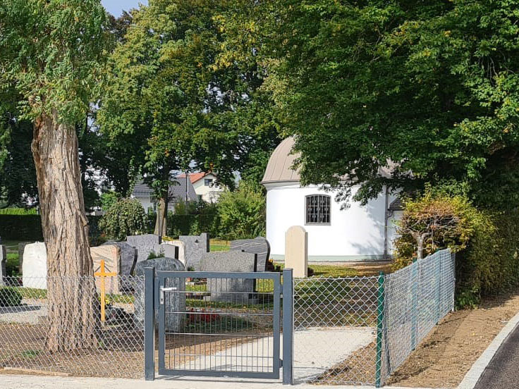 Grossansicht in neuem Fenster: Kapelle Maria Trost (Pestkapelle), Jesenwang - Eingang zum Friedhof