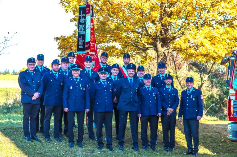 Grossansicht in neuem Fenster: Freiwillige Feuerwehr Hattenhofen - Gruppenbild der Kommandanten, Gruppenführer und Vorstand Grossansicht in neuem Fenster: Freiwillige Feuerwehr Hattenhofen - Gruppenbild der Kommandanten, Gruppenführer und Vorstand