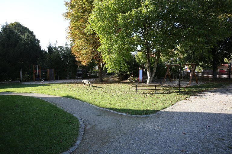 Grossansicht in neuem Fenster: Kinderspielplatz Althegnenberg