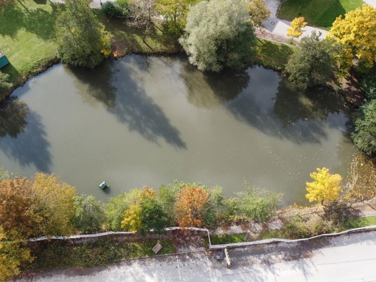 Grossansicht in neuem Fenster: Kinderspielplatz in Oberschweinbach am Dorfweiher